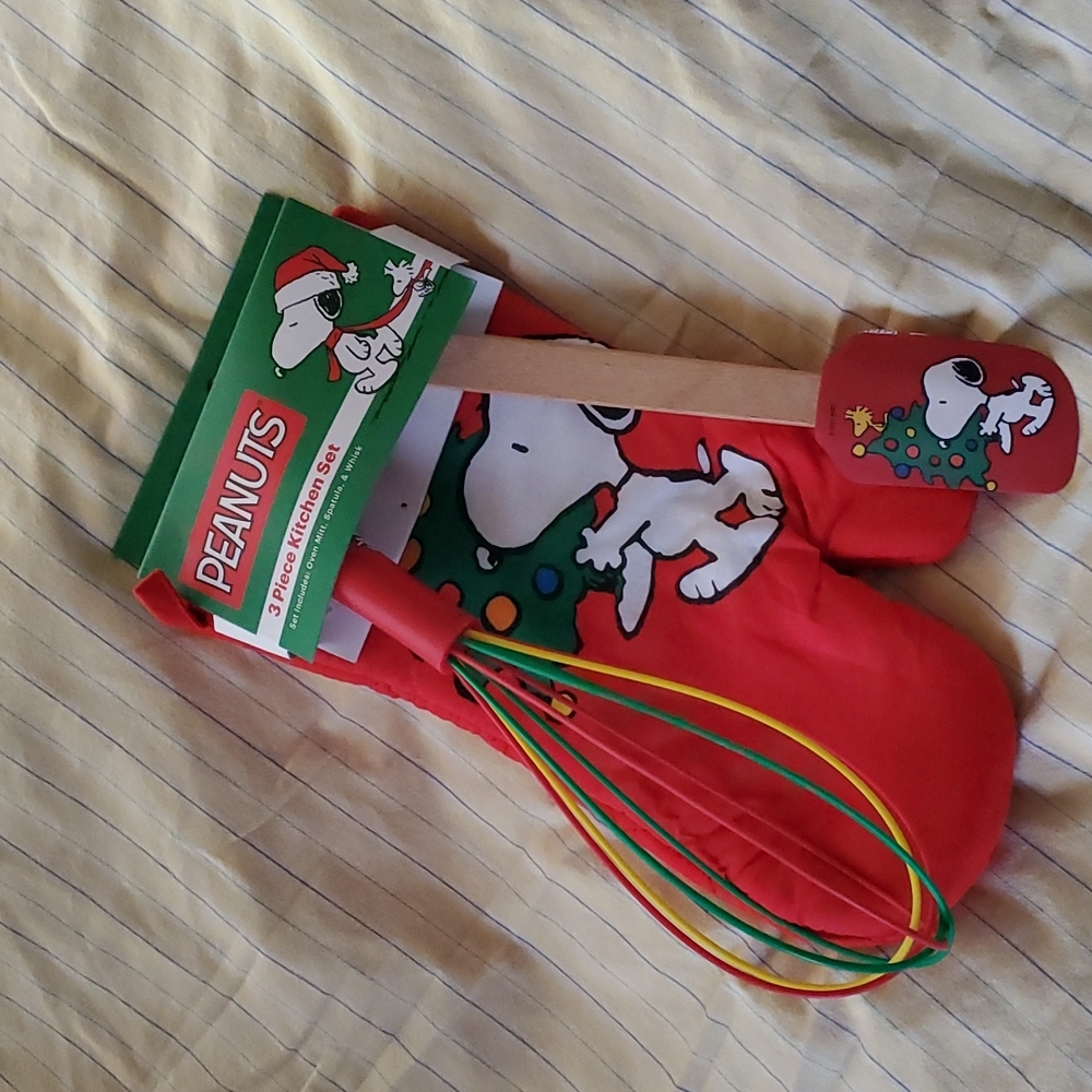 Peanuts Holiday Kitchen Set - Picture 2 of 9
